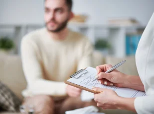 мужчина с ОКР у врача